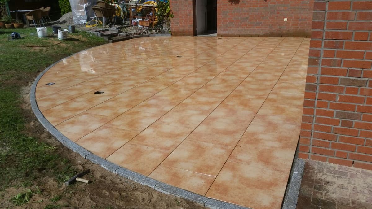 Bild, das Fliesenarbeiten darstellt